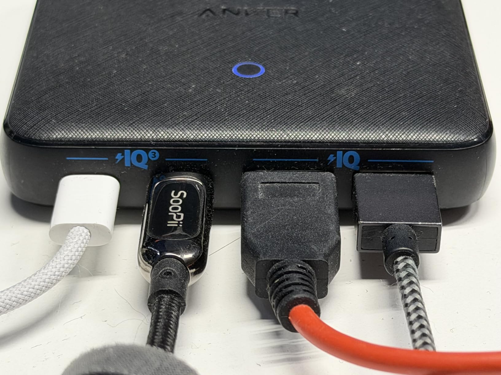 Lädt Laptop und Handy parallel